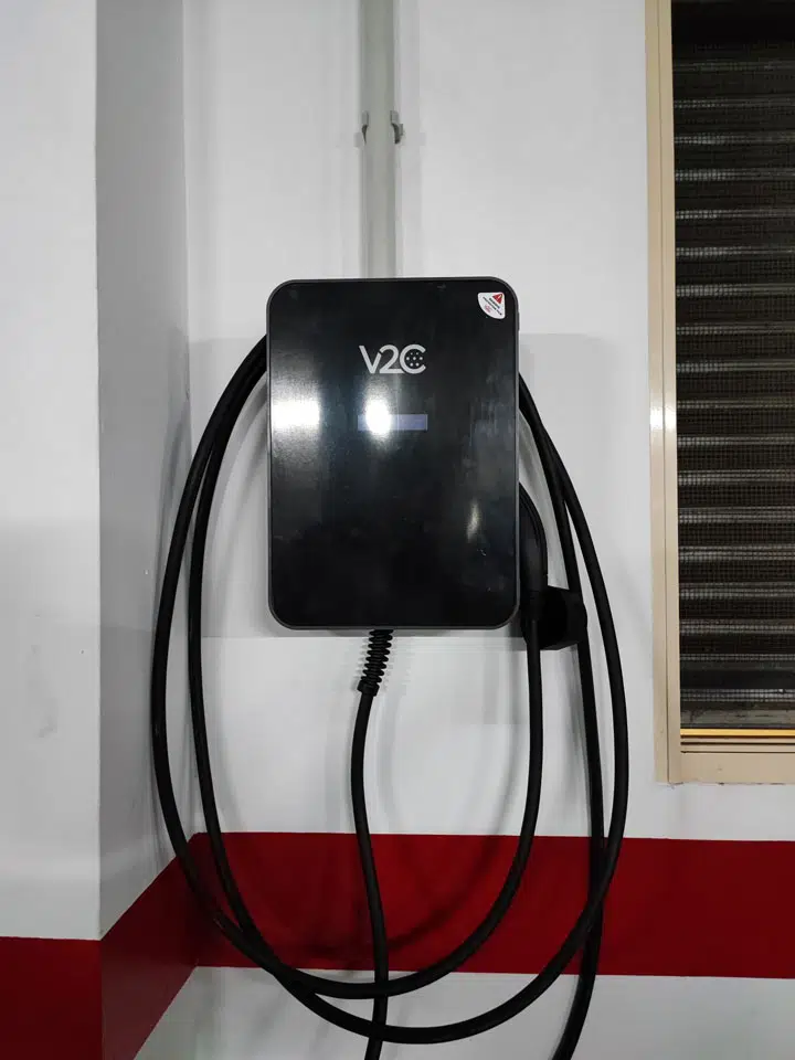 Instalación cargador garaje comunicatorio V2C